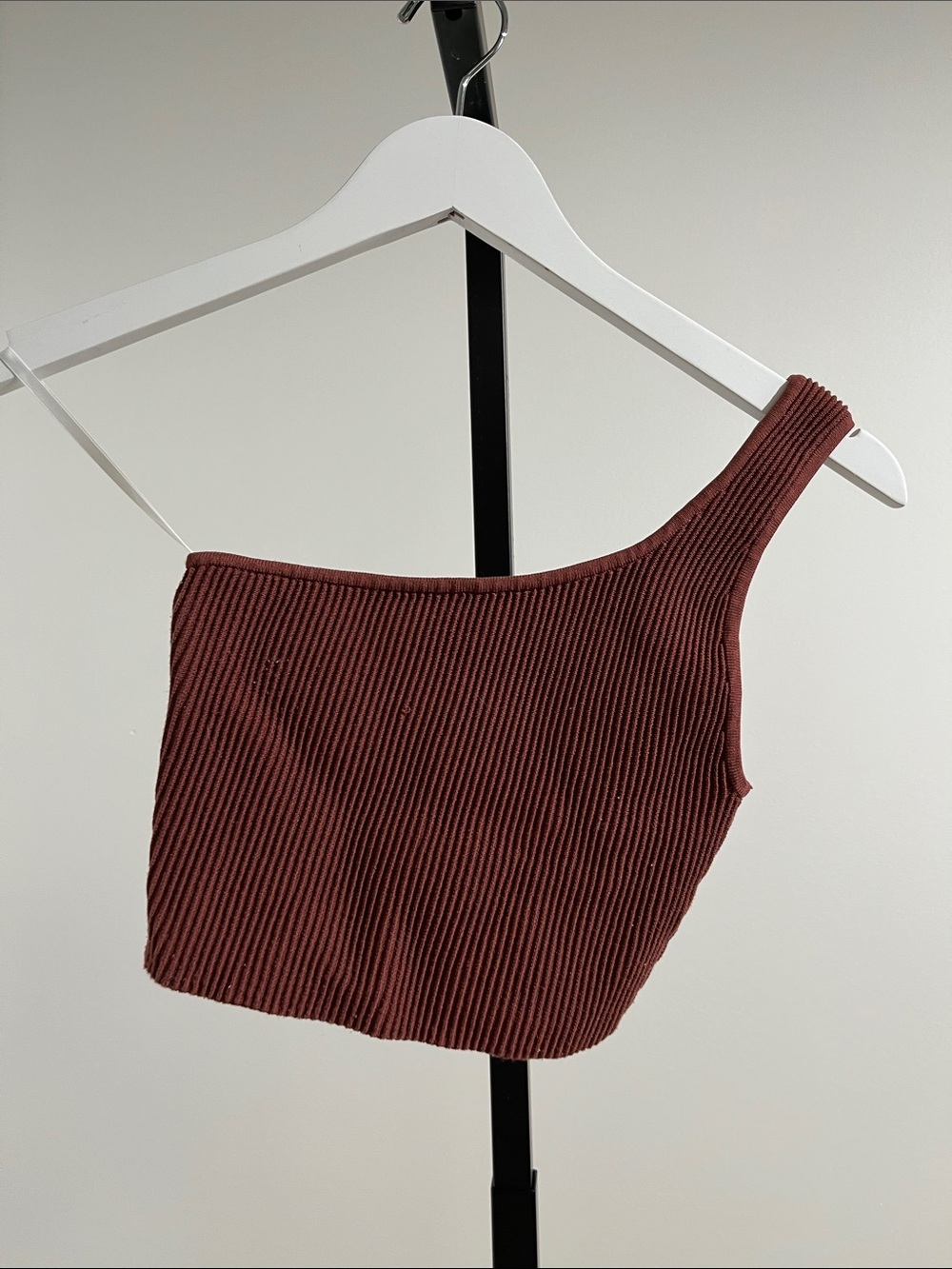 Babaton One-Shoulder Ribbed Crop Tank